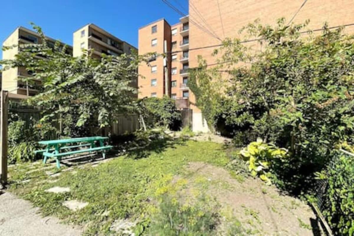 Oasis In Toronto's Heart + Parking! Toronto