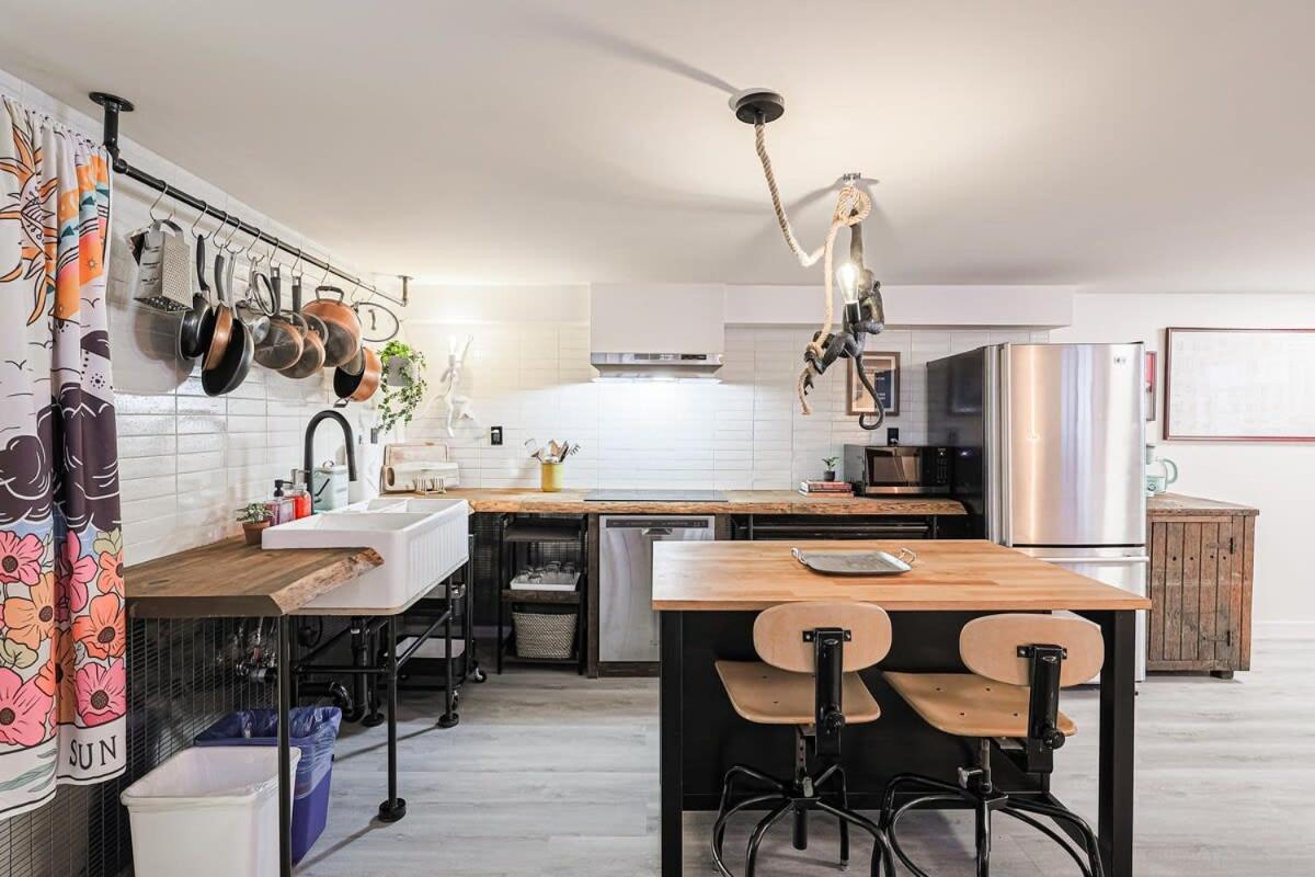 Oasis In Toronto's Heart + Parking! Apartment Toronto