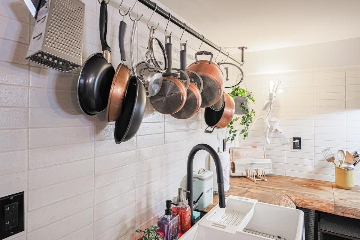 Apartment Oasis In Toronto's Heart + Parking! Toronto