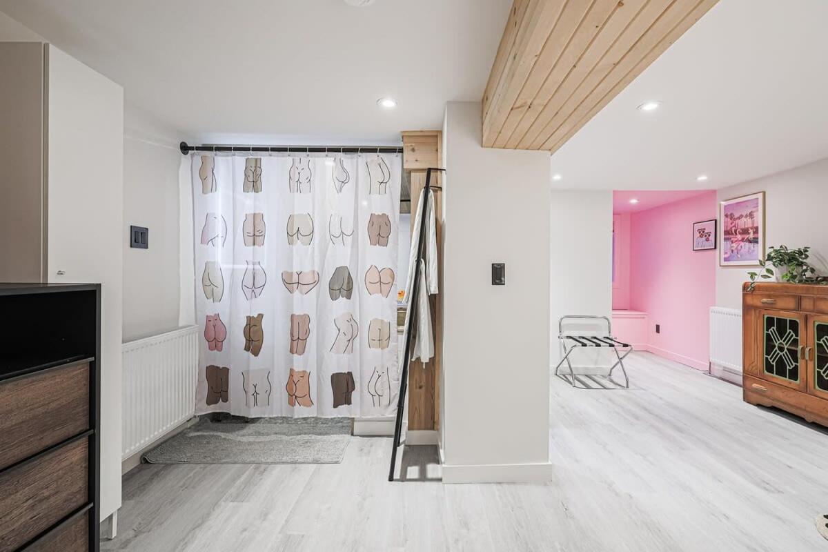 Oasis In Toronto's Heart + Parking! Apartment Toronto