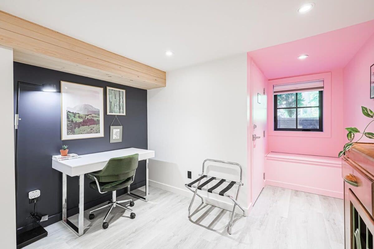 Apartment Oasis In Toronto's Heart + Parking! Toronto