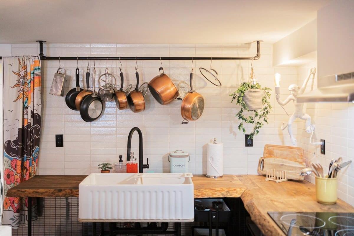 Apartment Oasis In Toronto's Heart + Parking! *