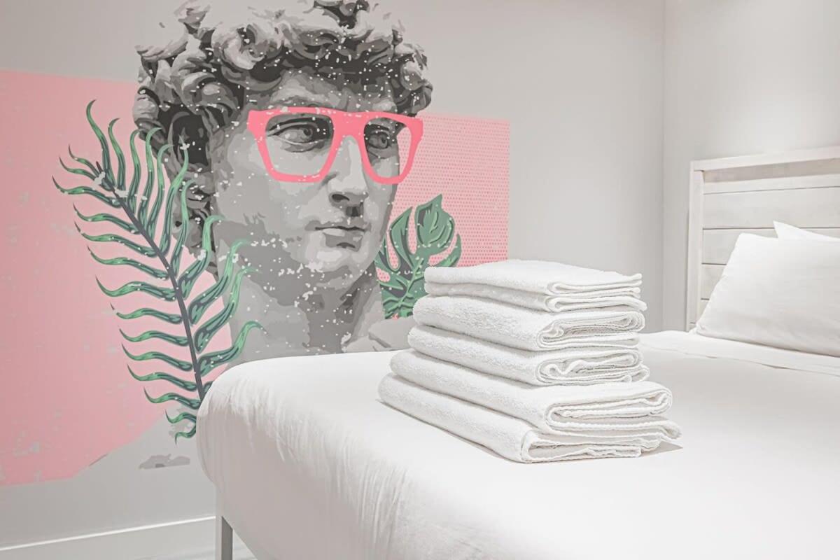 Oasis In Toronto's Heart + Parking! Apartment