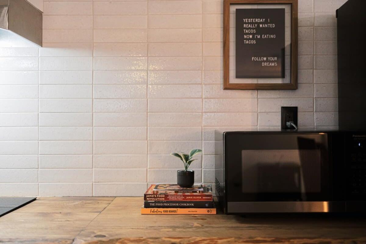 Apartment Oasis In Toronto's Heart + Parking! *