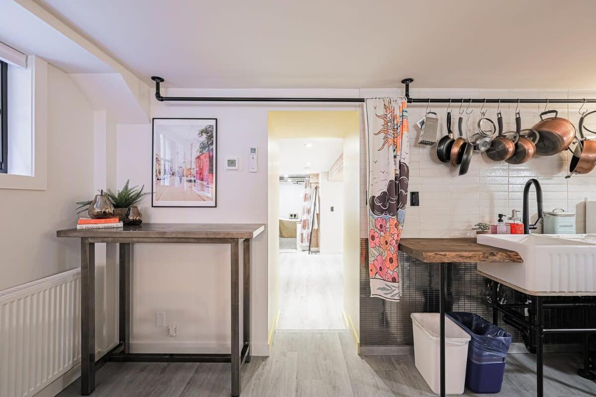 Apartment Oasis In Toronto's Heart + Parking! *