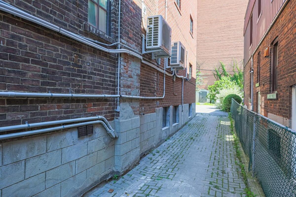 Oasis In Toronto's Heart + Parking! Apartment *