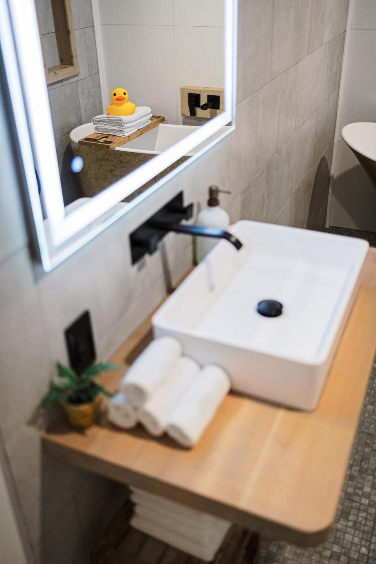 Oasis In Toronto's Heart + Parking! Apartment Toronto