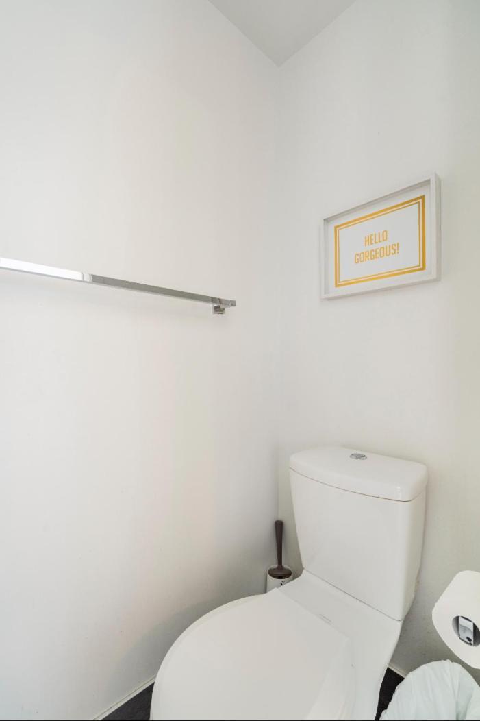 High Rise With Stunning And Cn Tower View Apartment Toronto