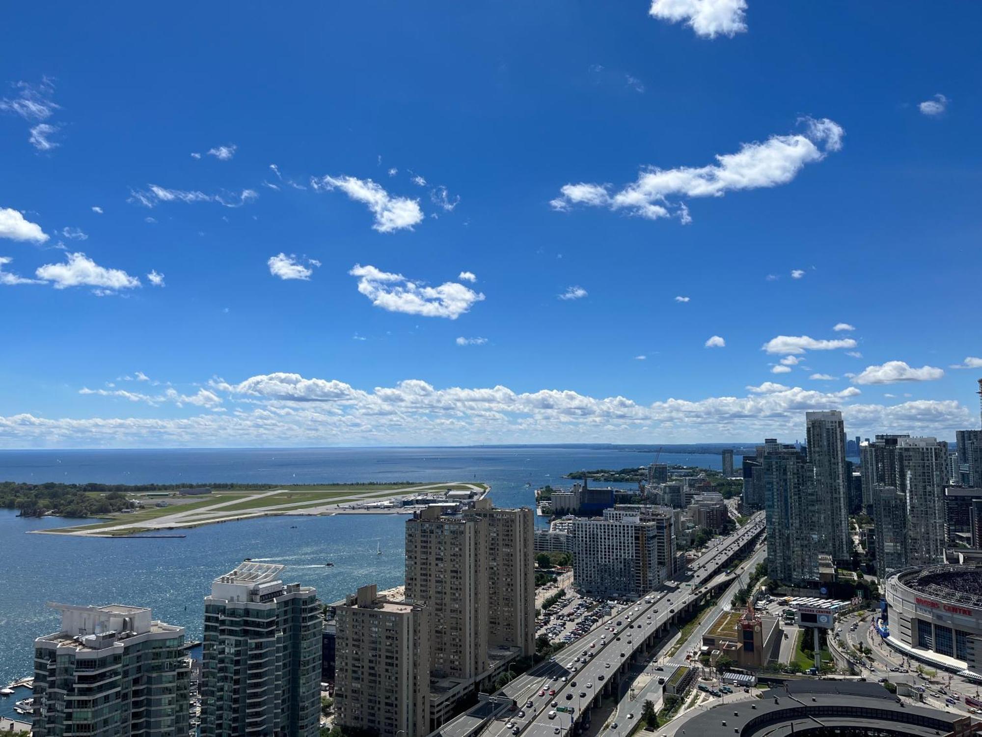 High Rise With Stunning And Cn Tower View Toronto