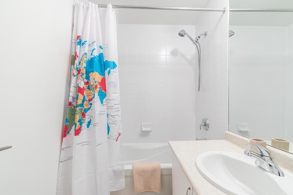 Stunning Lake View Top Floor Studio Apartment Toronto