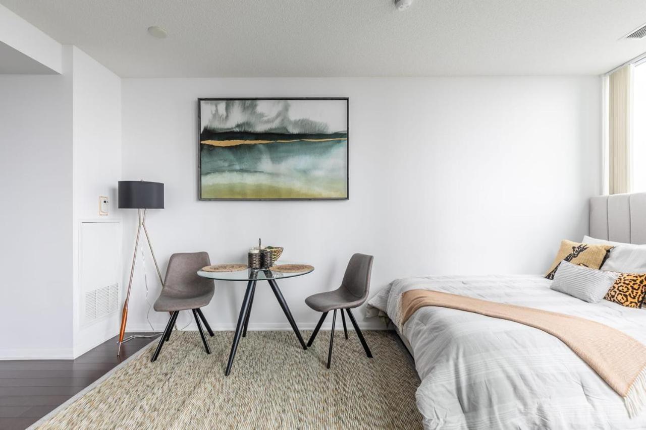 Apartment Stunning Lake View Top Floor Studio