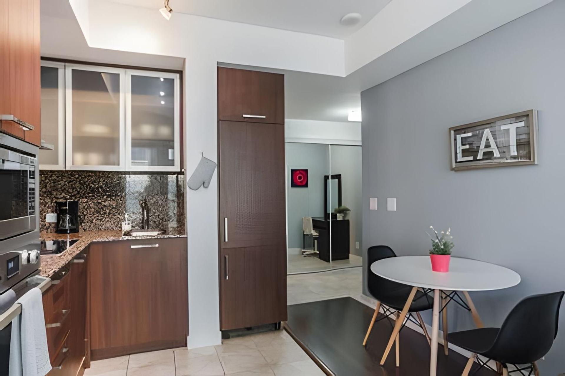 Waterfront 1 Bdr, 2bed, Cn Tower, Parking 4 Guests Holiday home Toronto