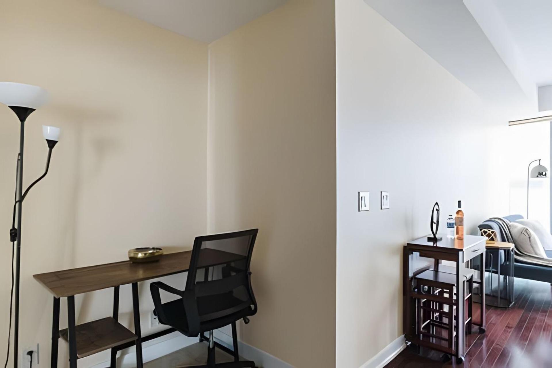 Waterfront 1 Bdr, 2bed, Cn Tower, Parking 4 Guests Holiday home
