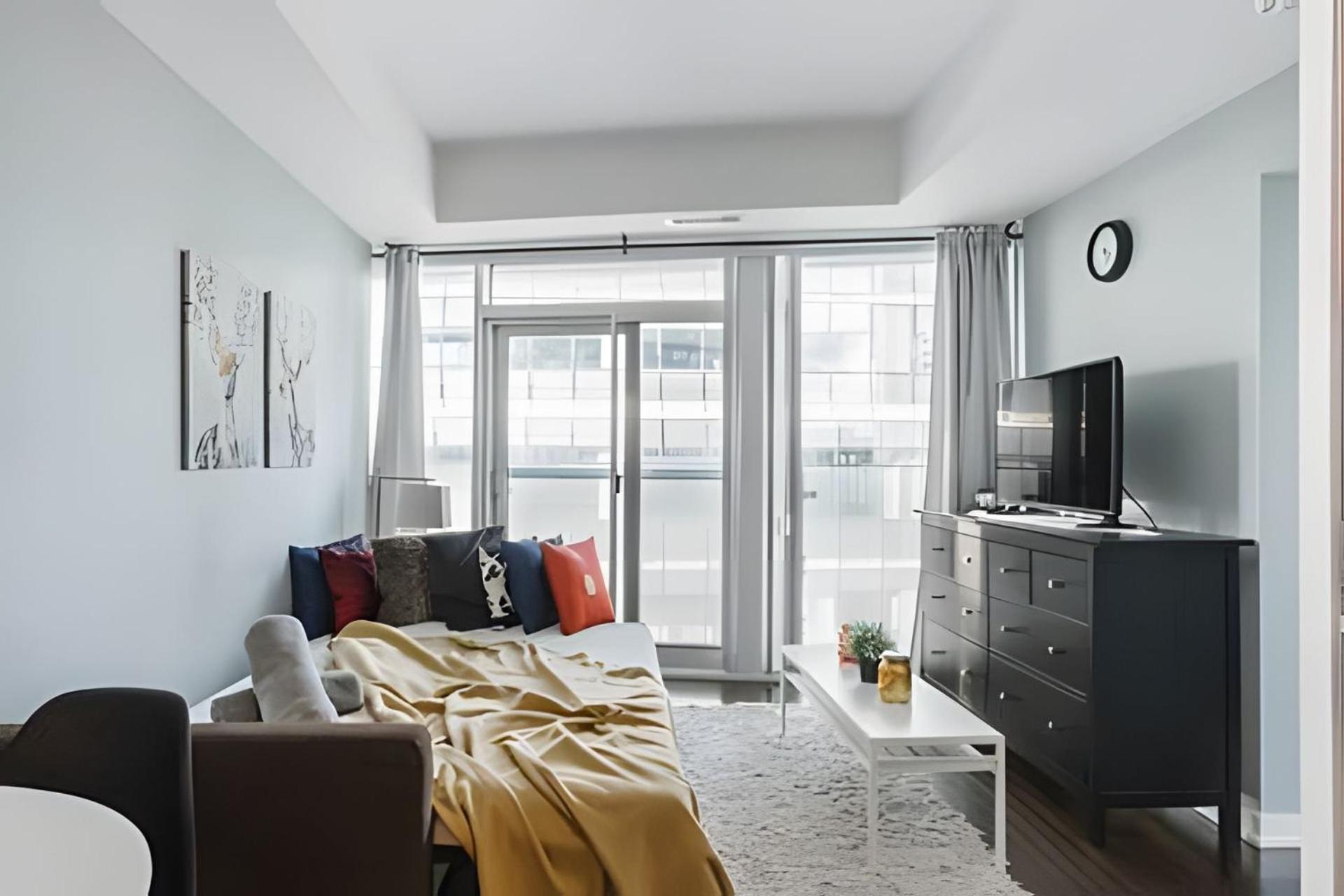 Waterfront 1 Bdr, 2bed, Cn Tower, Parking 4 Guests Holiday home *
