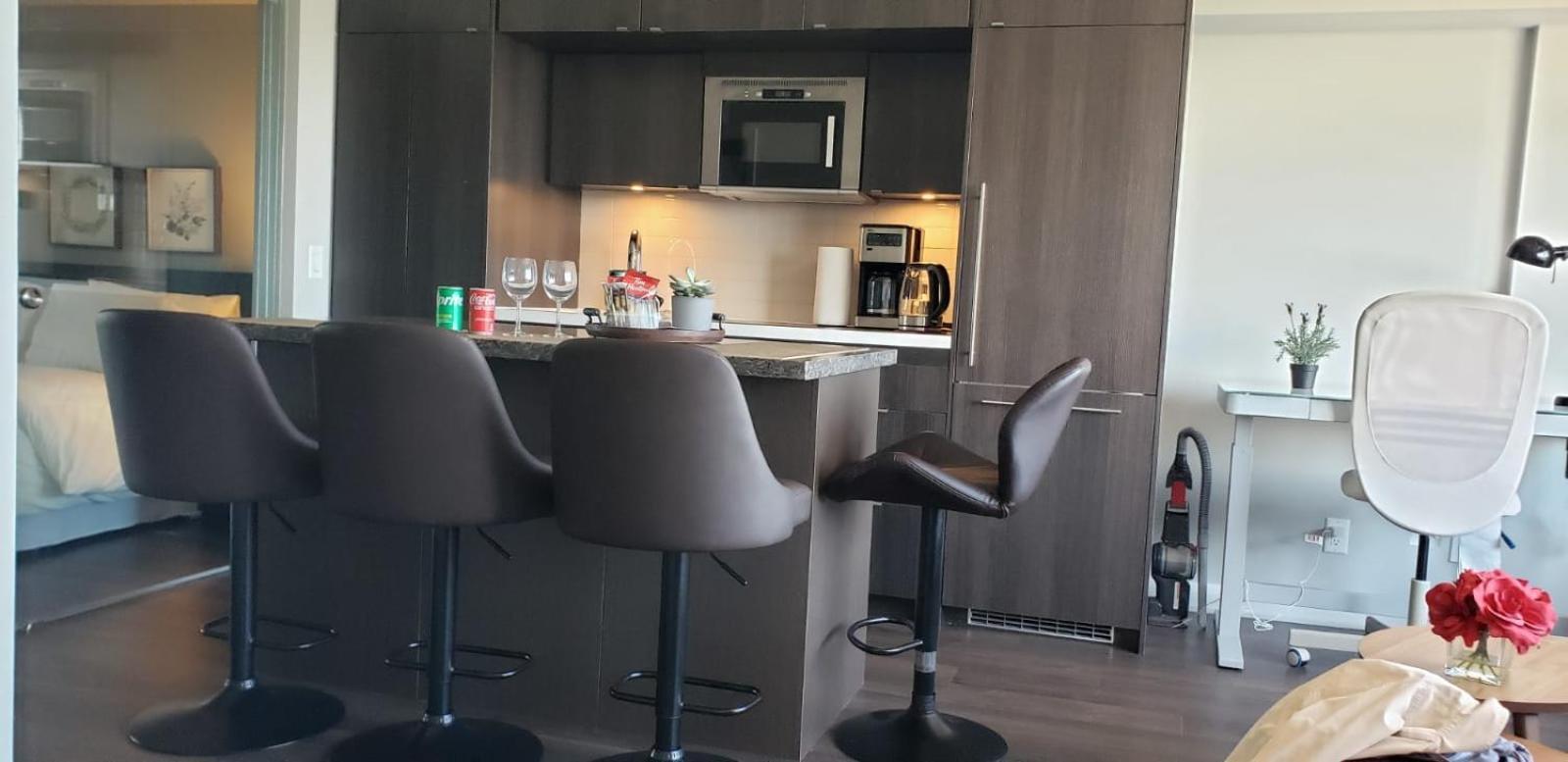 Elegant 2 Bedroom, 2 Bathroom Downtown Retreat With Superior Views *