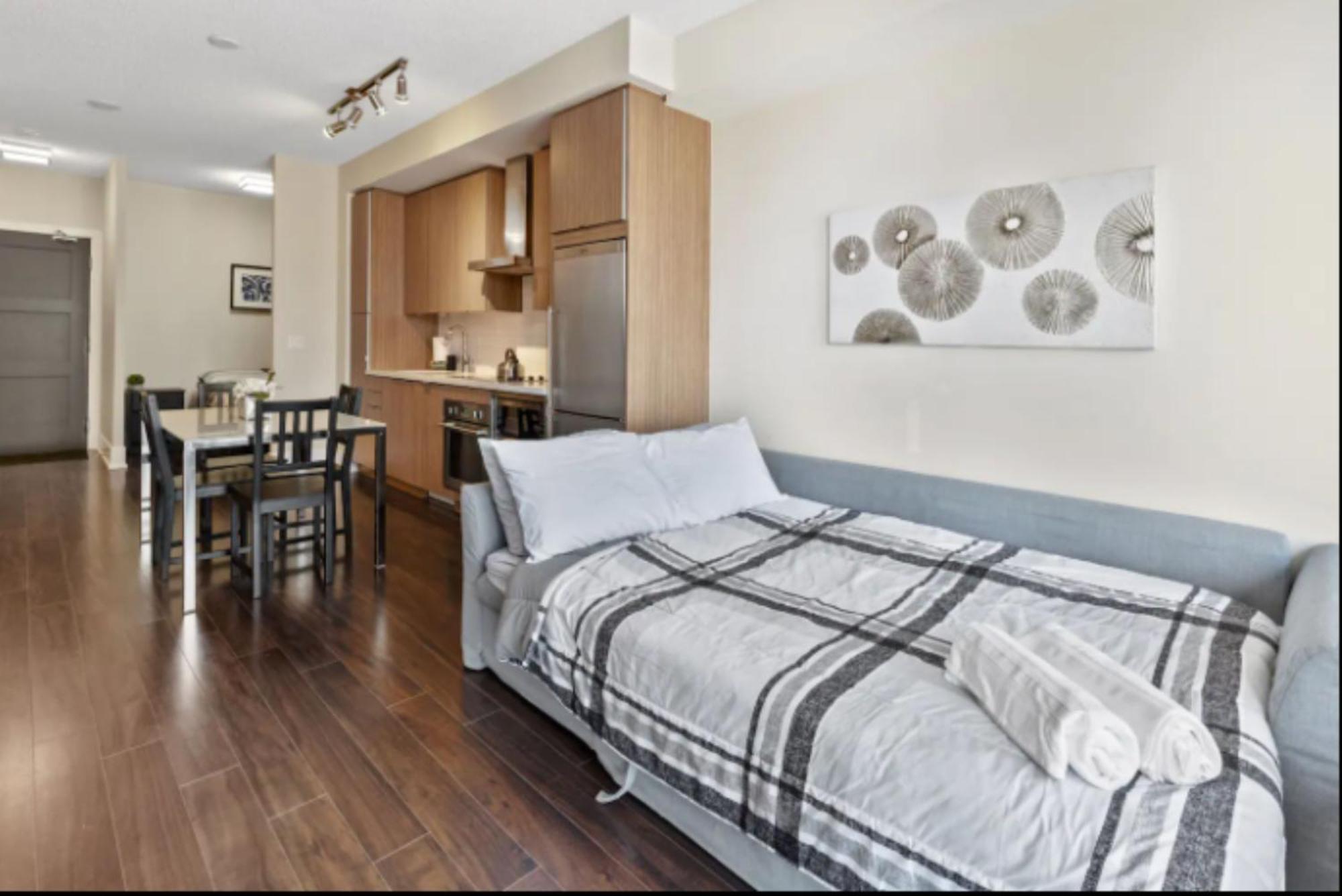 Comfort 300 Front Near Rogers Centre & Free Parking Toronto