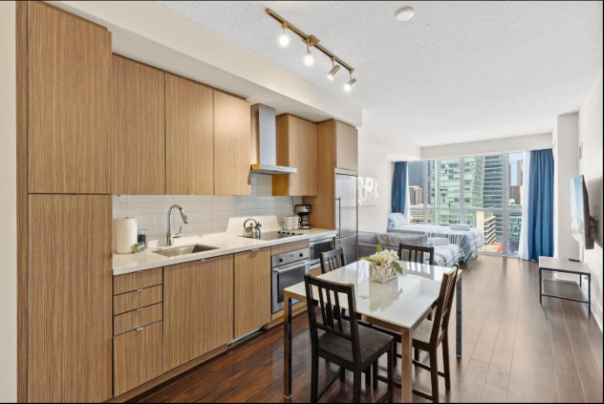 Comfort 300 Front Near Rogers Centre & Free Parking