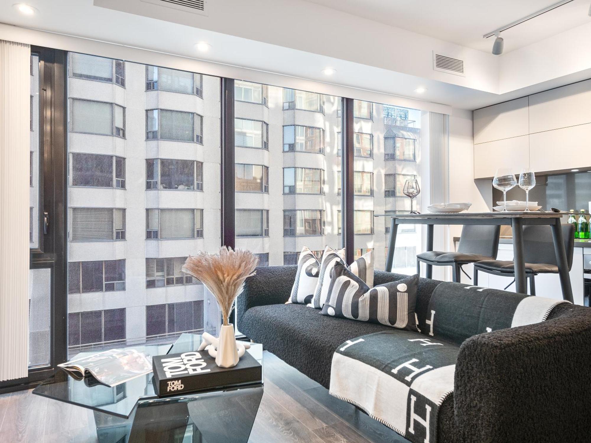 Yorkville Plaza - Pool & Hot Tub Apartment