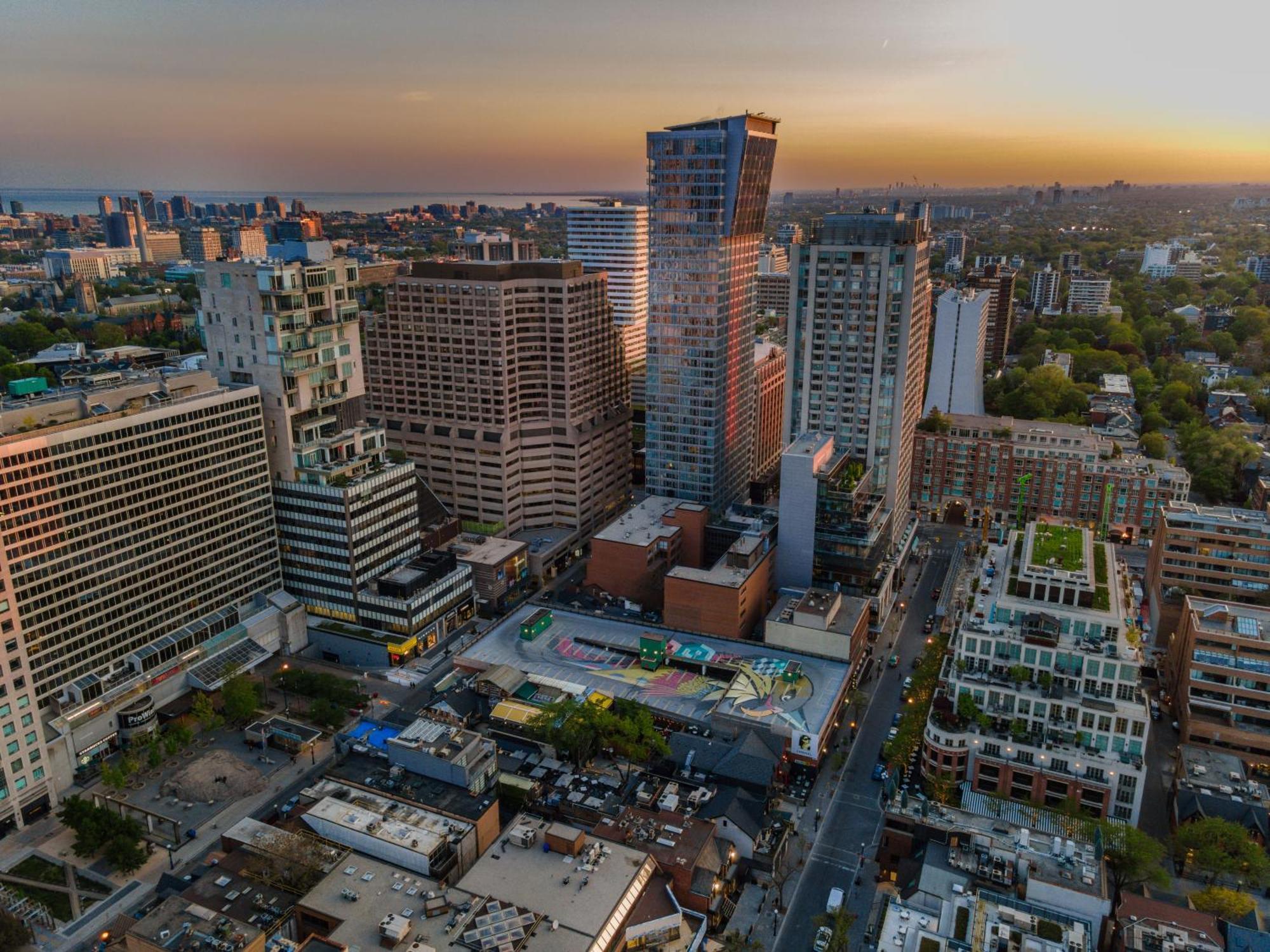 Yorkville Plaza - Pool & Hot Tub Apartment *