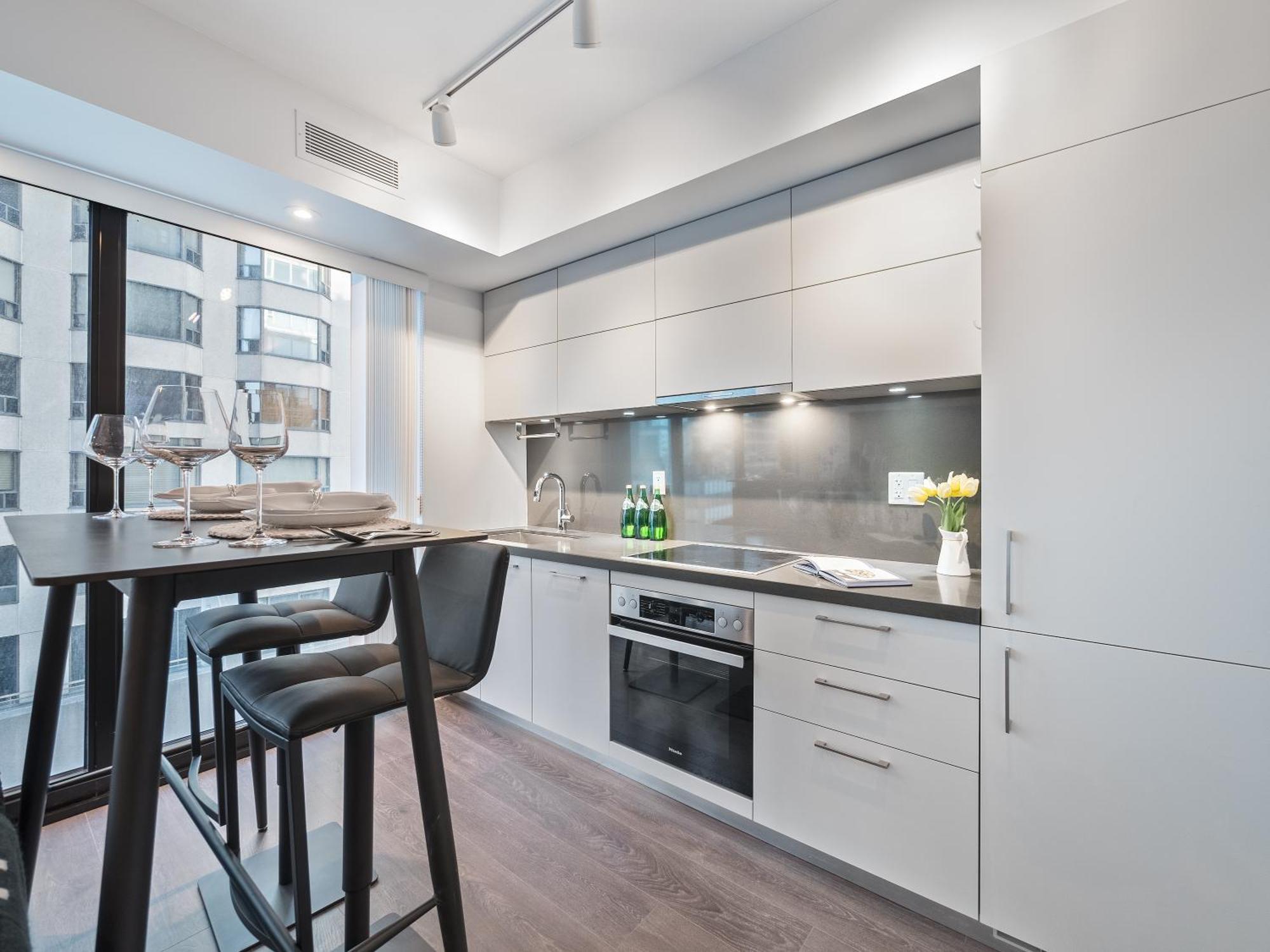 Yorkville Plaza - Pool & Hot Tub Apartment *