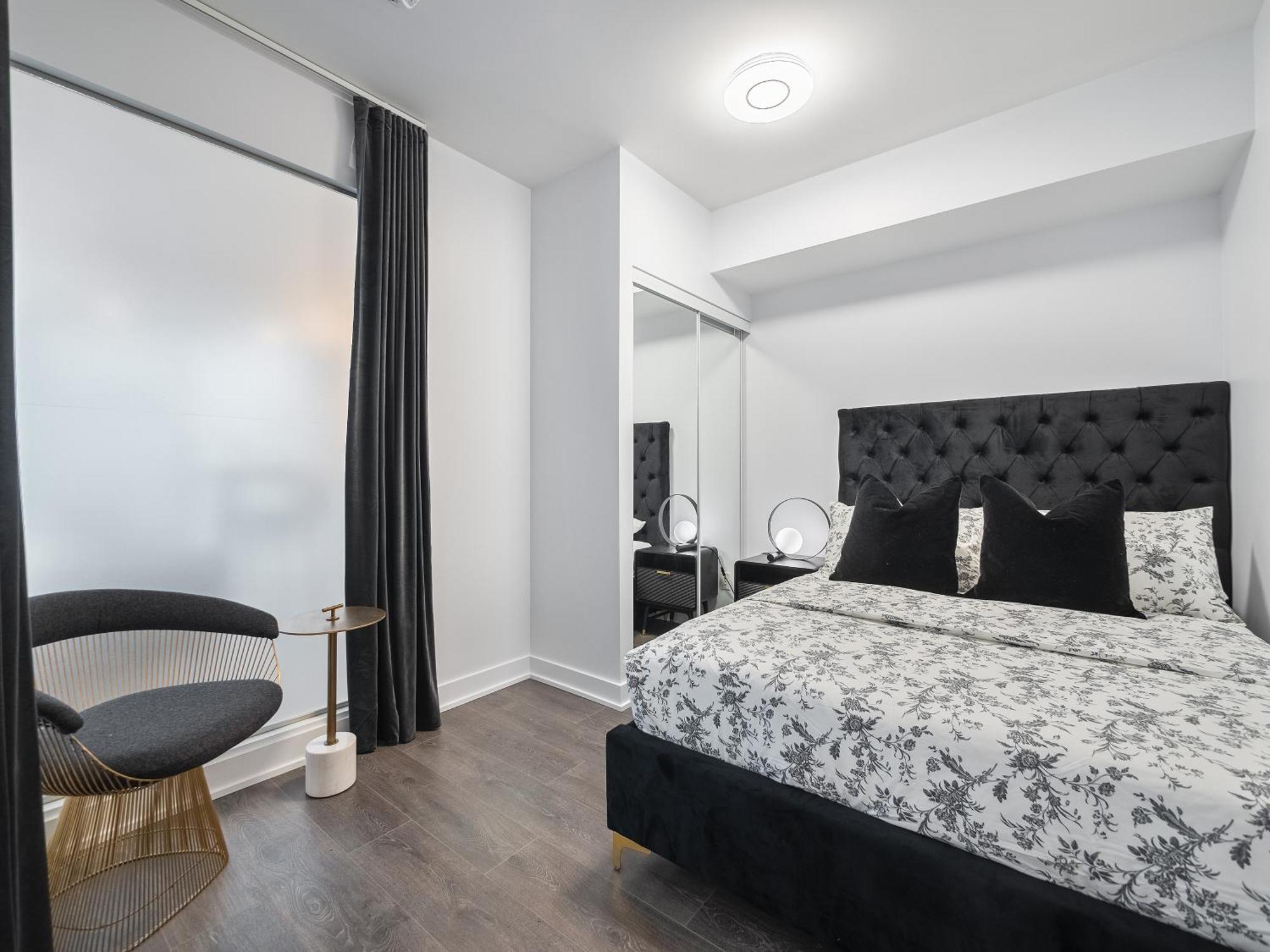 Yorkville Plaza - Pool & Hot Tub Apartment
