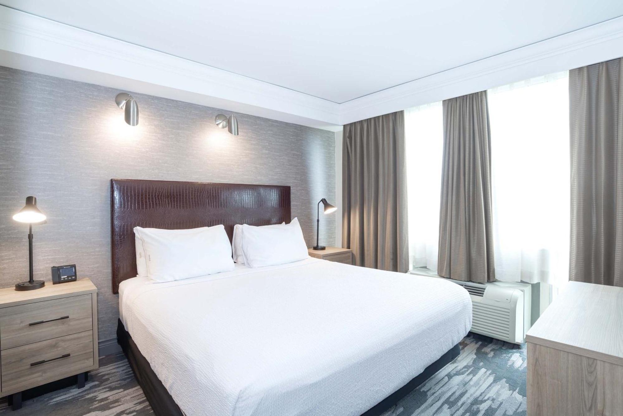 Hotel Sandman Signature Airport 4*