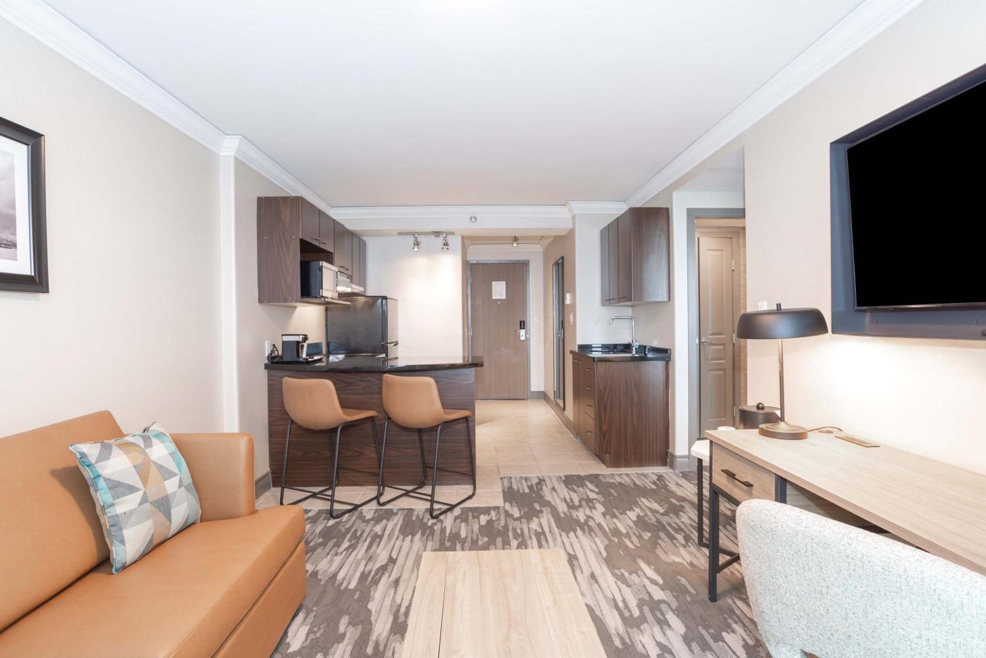 Sandman Signature Airport 4*