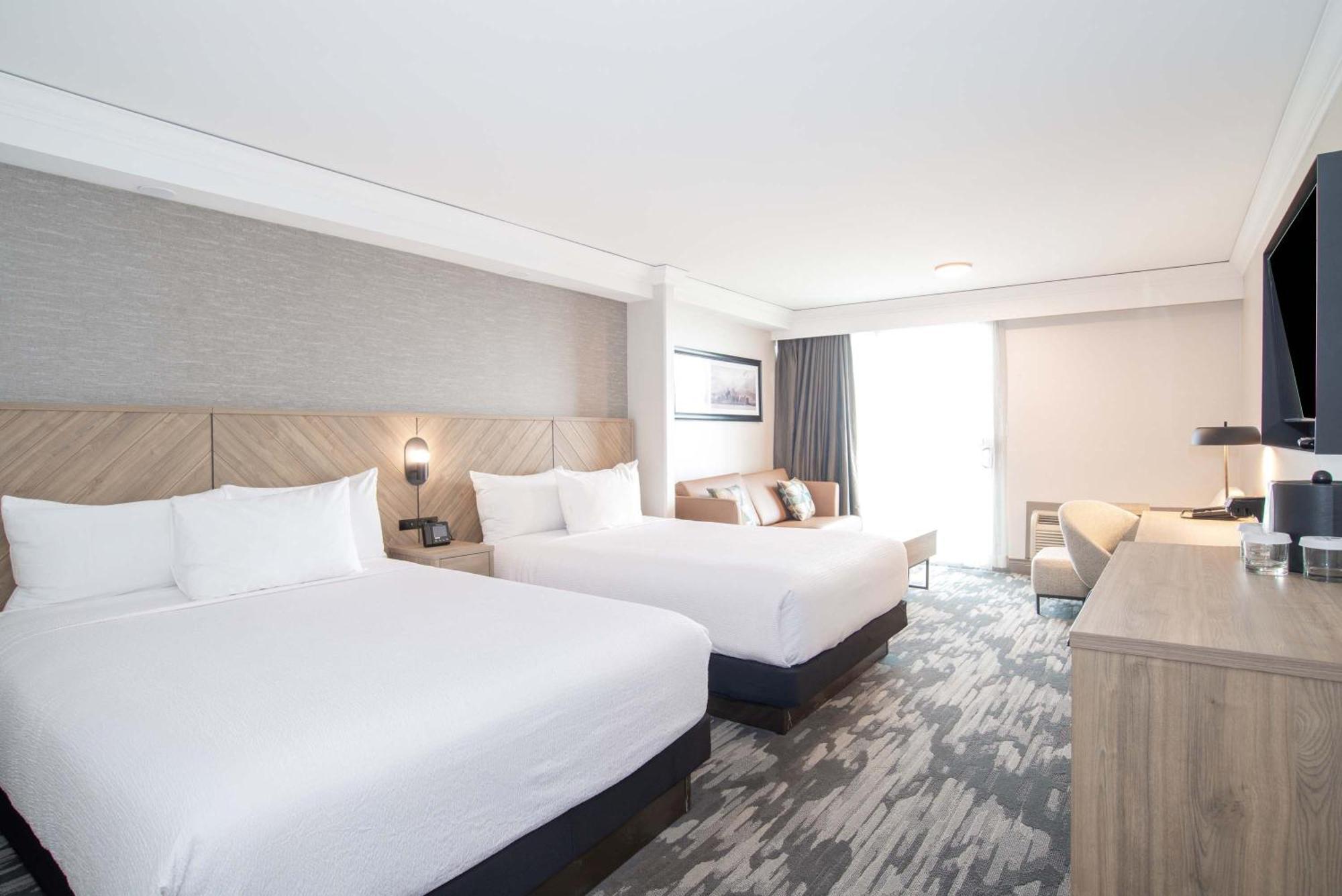 Sandman Signature Airport Hotel 4*