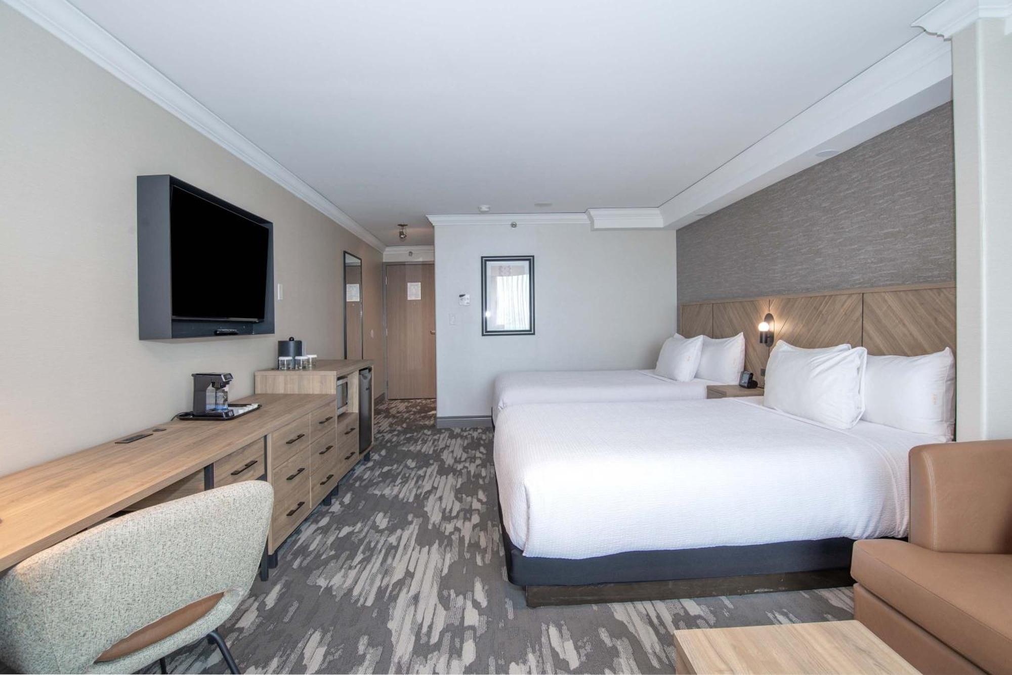 Hotel Sandman Signature Airport 4*