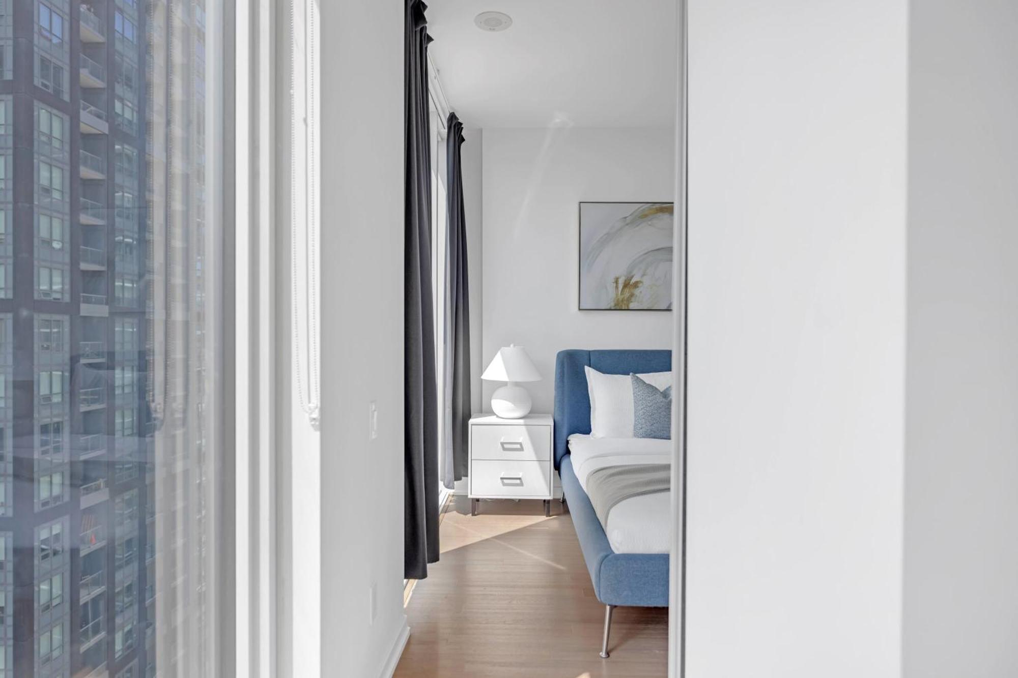Sunlit Corner Top Location Free Parking Apartment