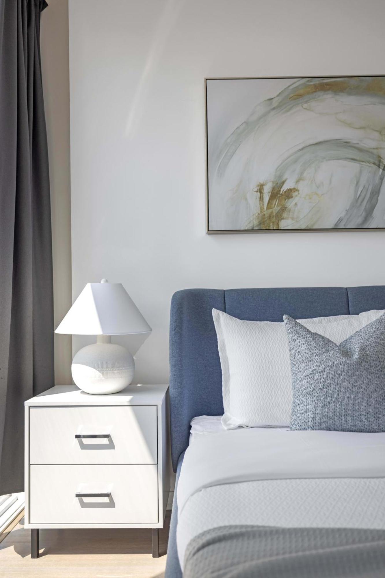 Sunlit Corner Top Location Free Parking Apartment *