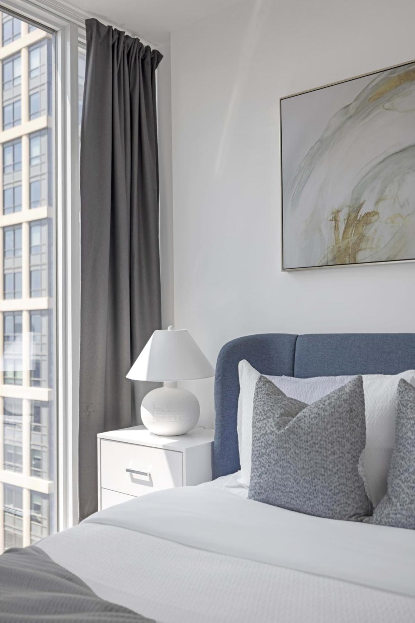 Sunlit Corner Top Location Free Parking Apartment