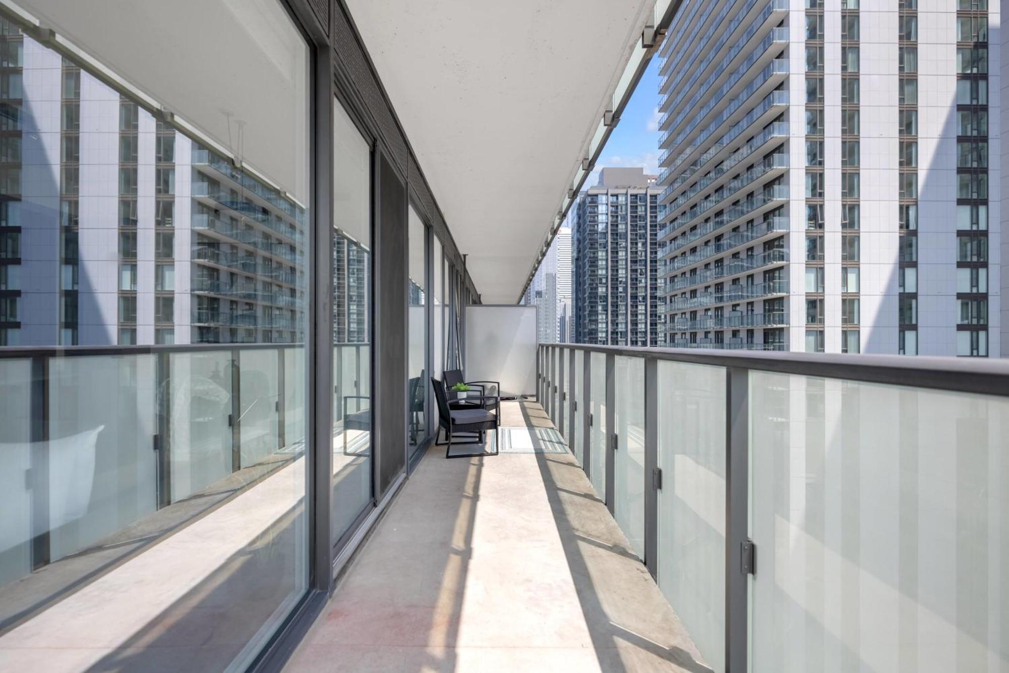 Sunlit Corner Top Location Free Parking *