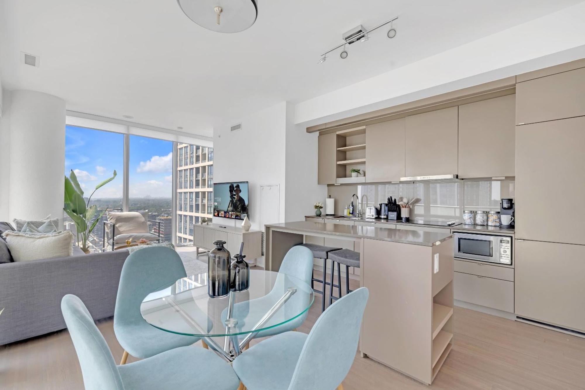 Sunlit Corner Top Location Free Parking Apartment *