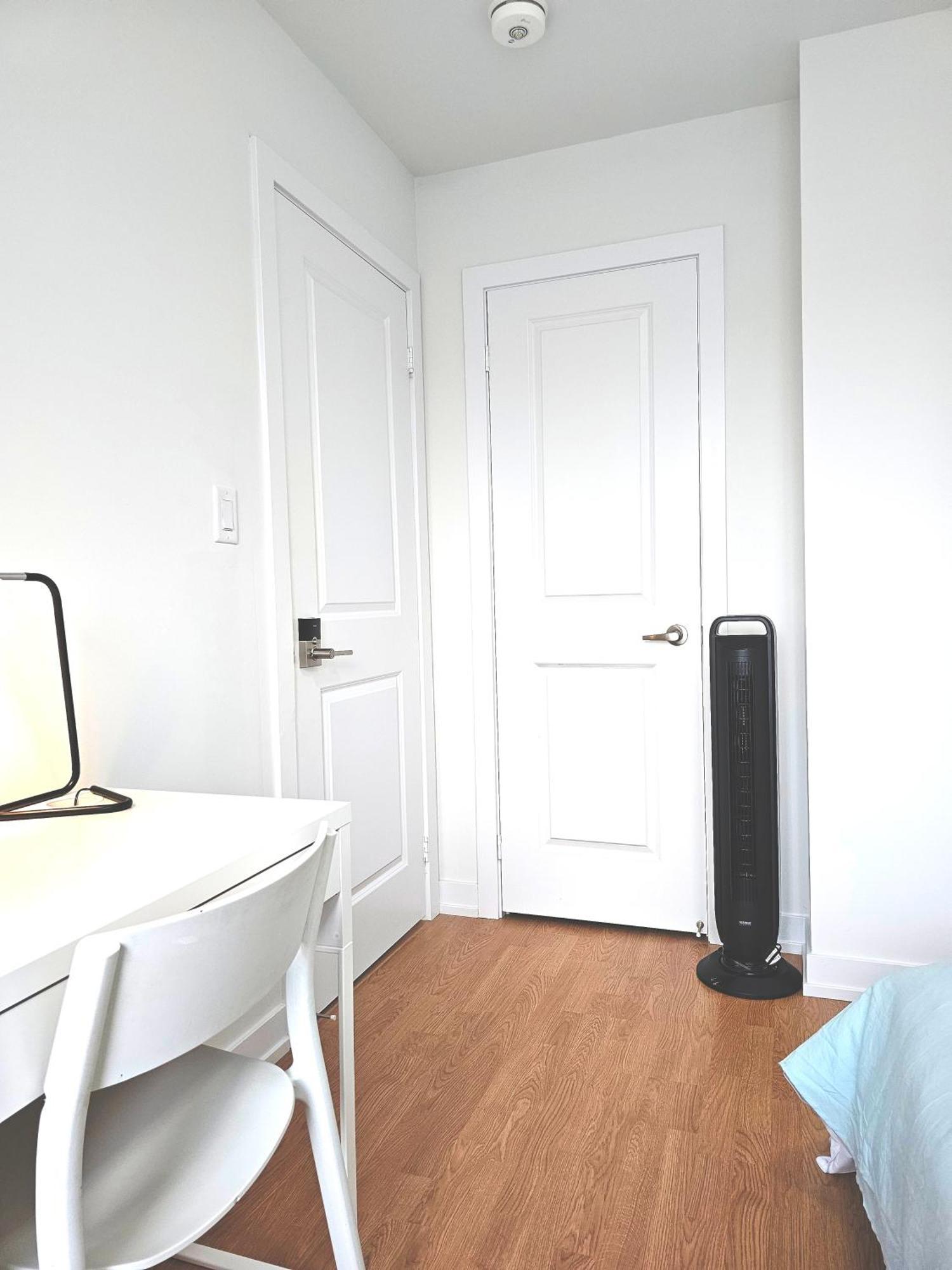Private M A P L E With Attached Full Bathroom In Toronto, On, Canada Guest house Toronto