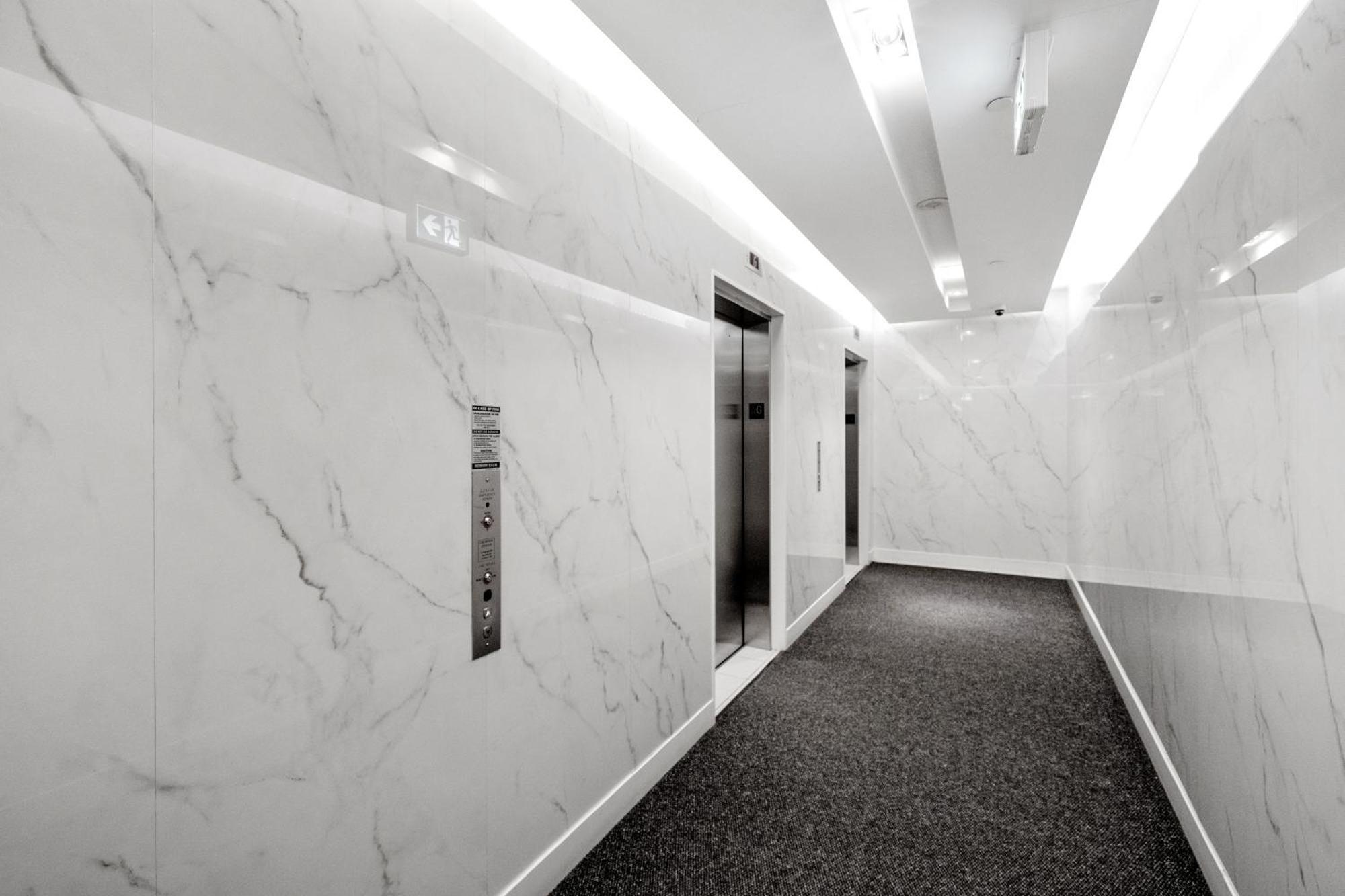 Modern One Bedroom And Den By Cn Tower *