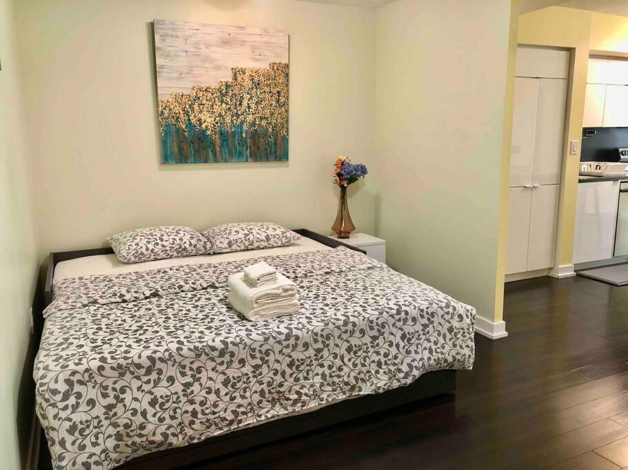 Comfy 1br & Den With Balcony- Close To Cn Tower Apartment