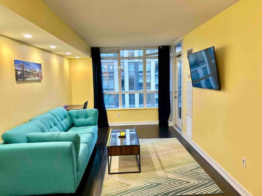 Comfy 1br & Den With Balcony- Close To Cn Tower Toronto