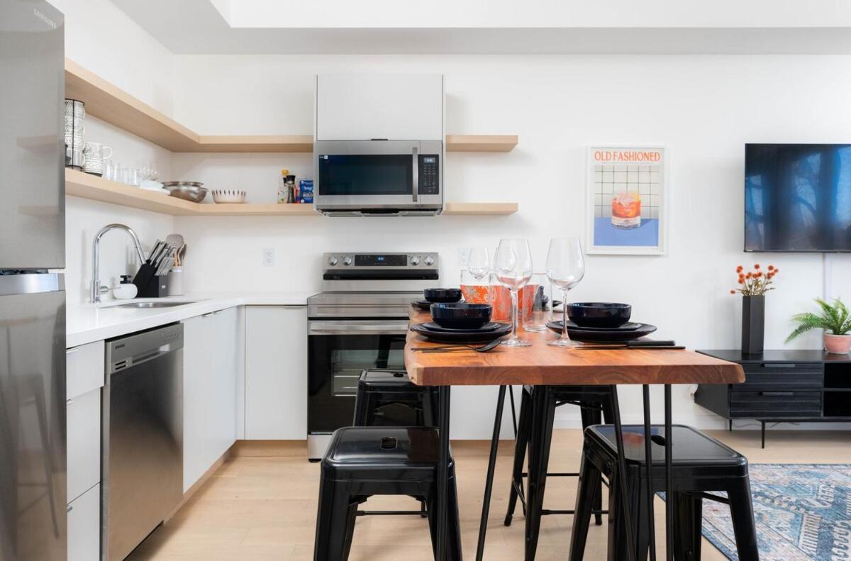 Stylish Townhome At Bathurst & College Apartment