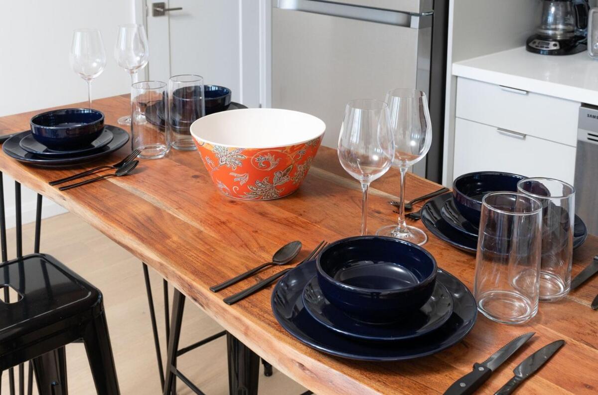 Stylish Townhome At Bathurst & College * Toronto