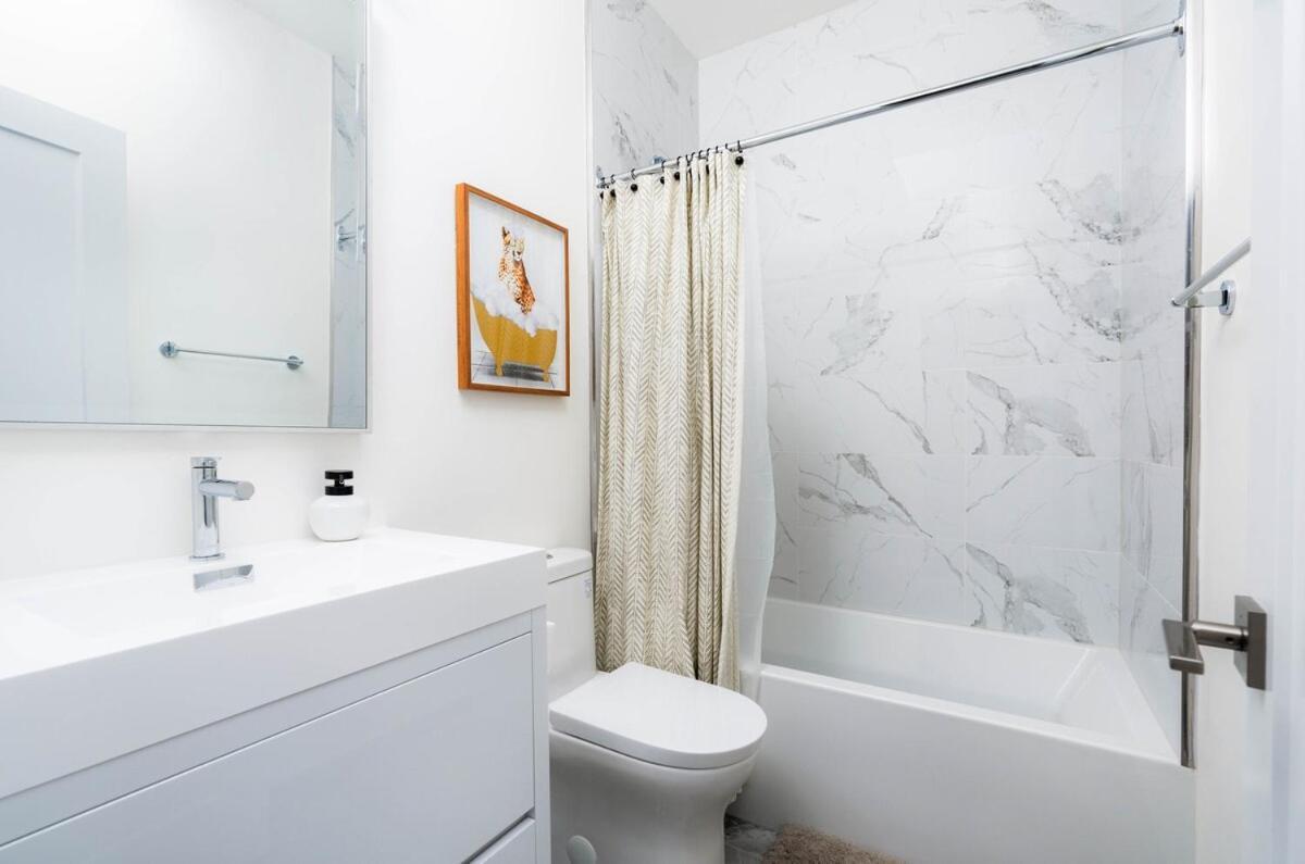 Stylish Townhome At Bathurst & College