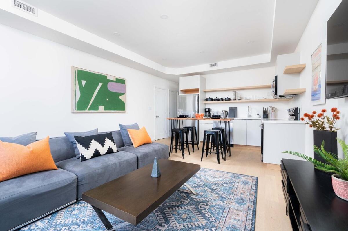Stylish Townhome At Bathurst & College Apartment