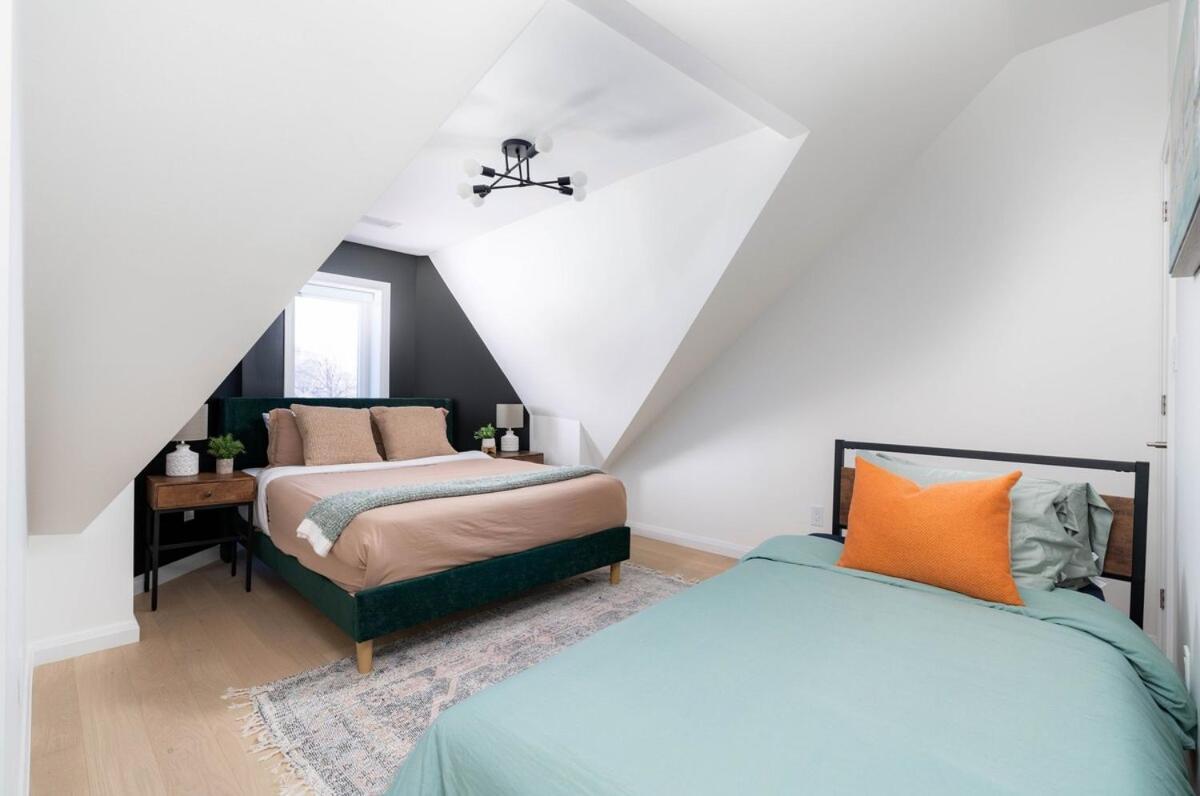 Stylish Townhome At Bathurst & College *