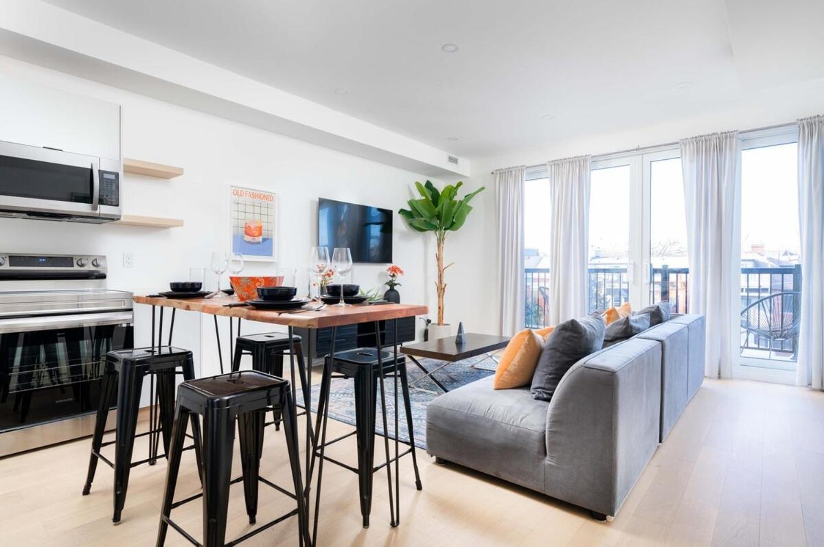 Stylish Townhome At Bathurst & College