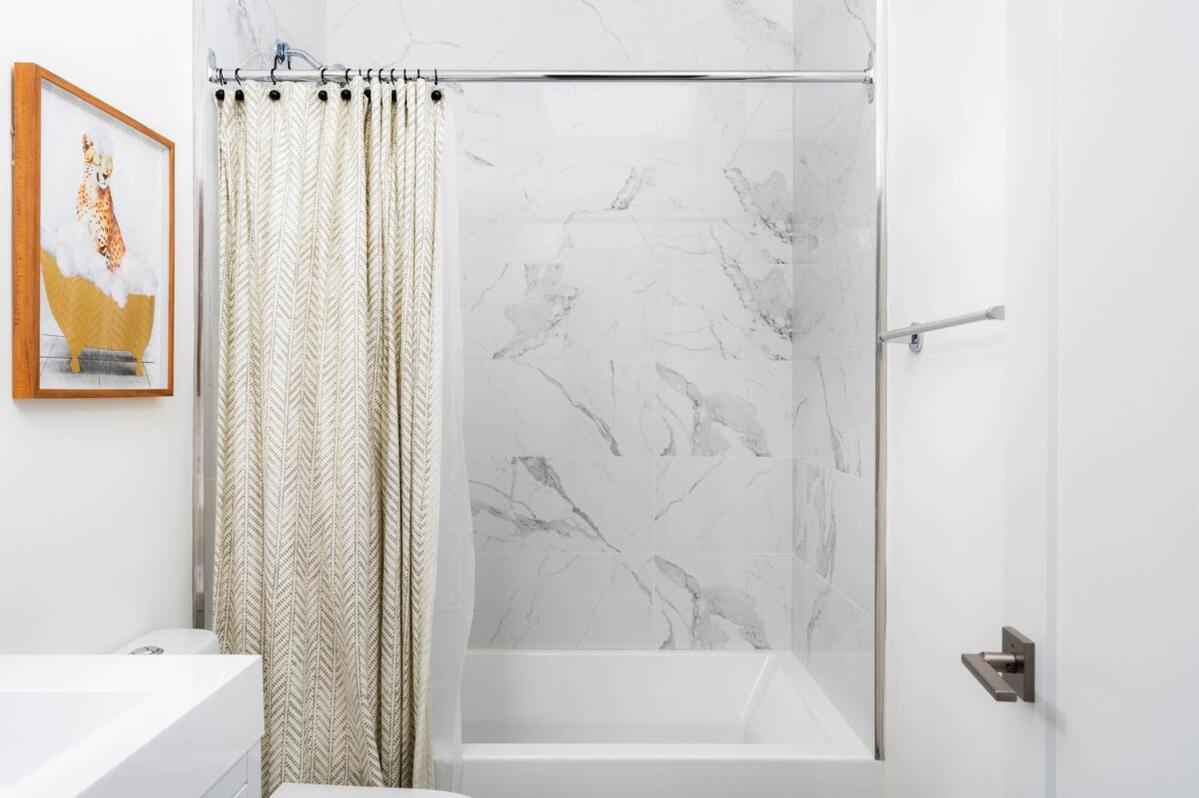 Stylish Townhome At Bathurst & College Apartment *