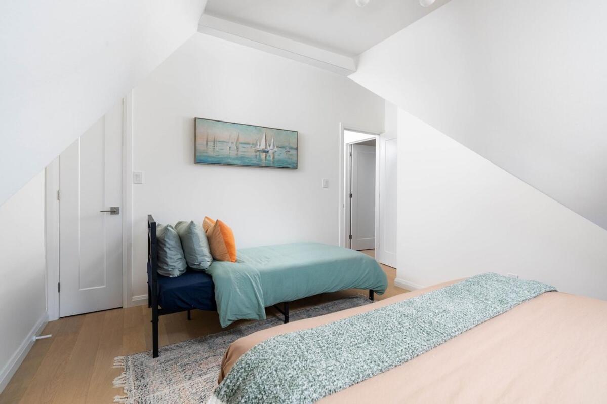 Apartment Stylish Townhome At Bathurst & College *