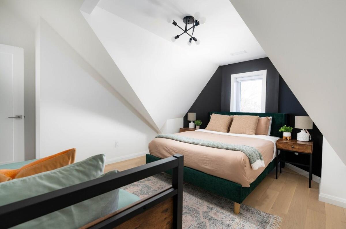 Stylish Townhome At Bathurst & College *