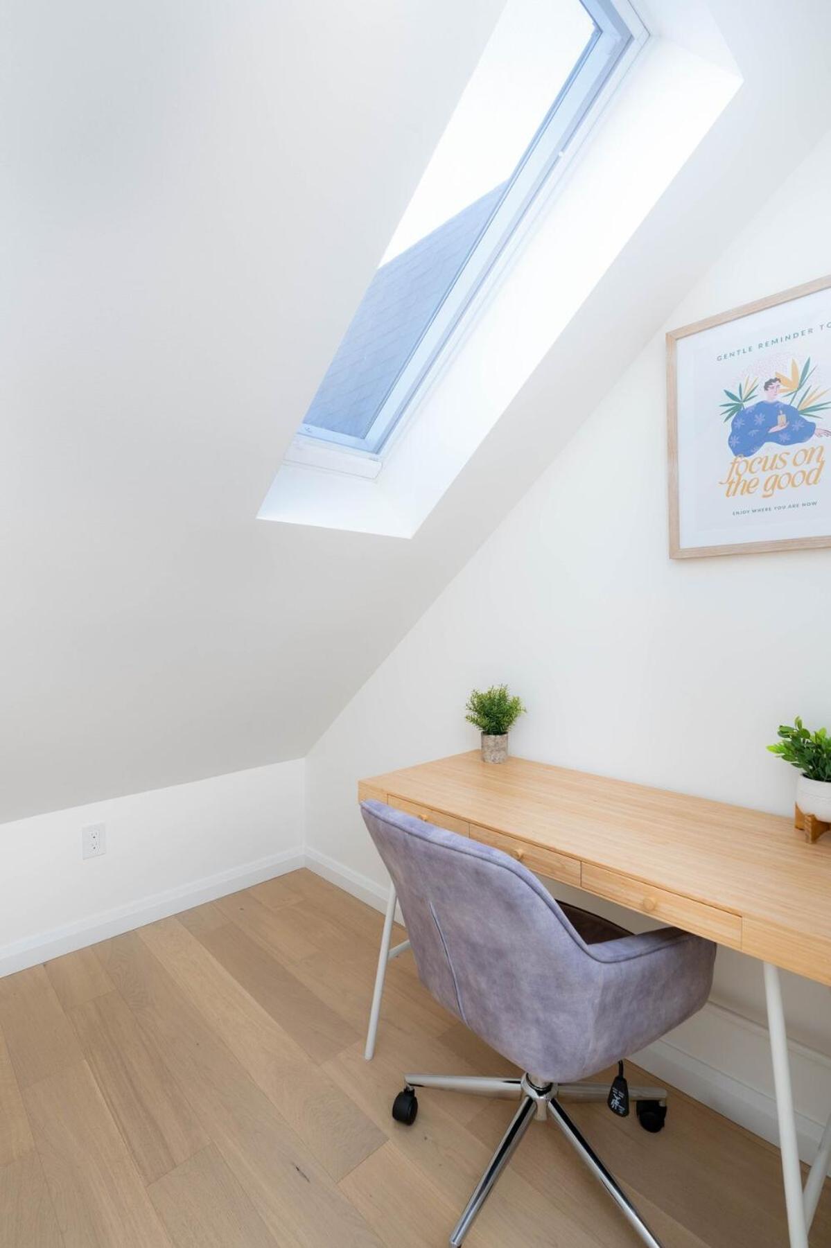 Stylish Townhome At Bathurst & College Apartment