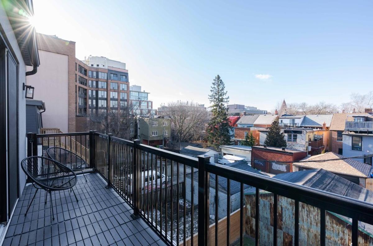 Stylish Townhome At Bathurst & College Toronto