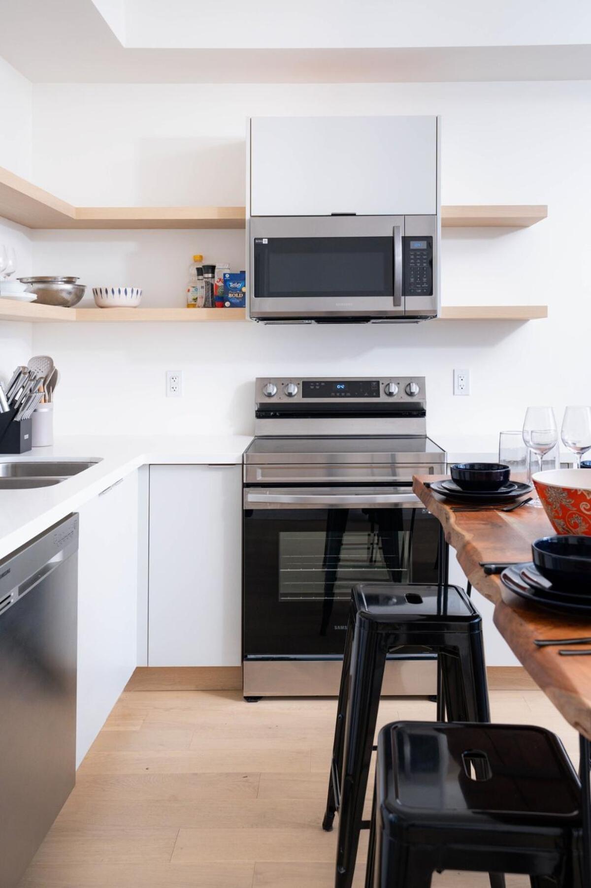 Stylish Townhome At Bathurst & College * Toronto